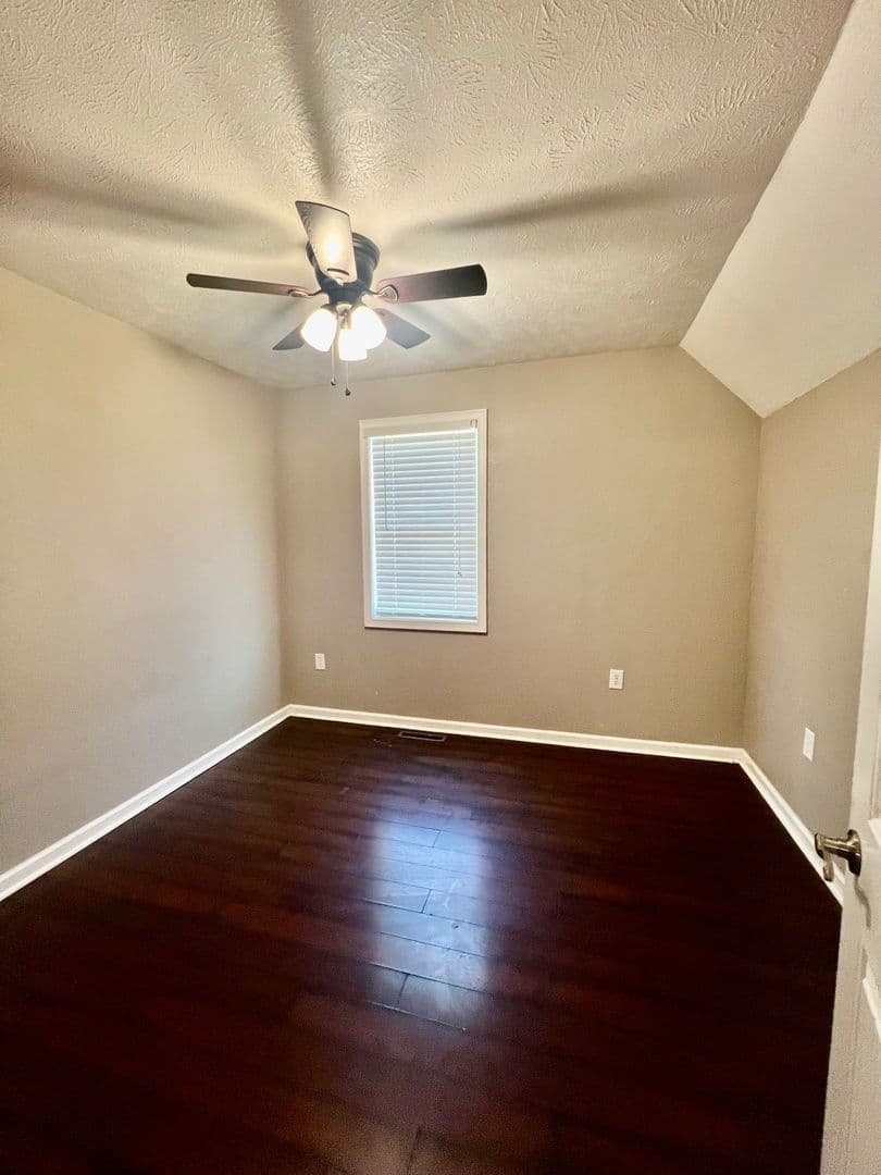 Rockford Apartment: 133 S Chicago Ave