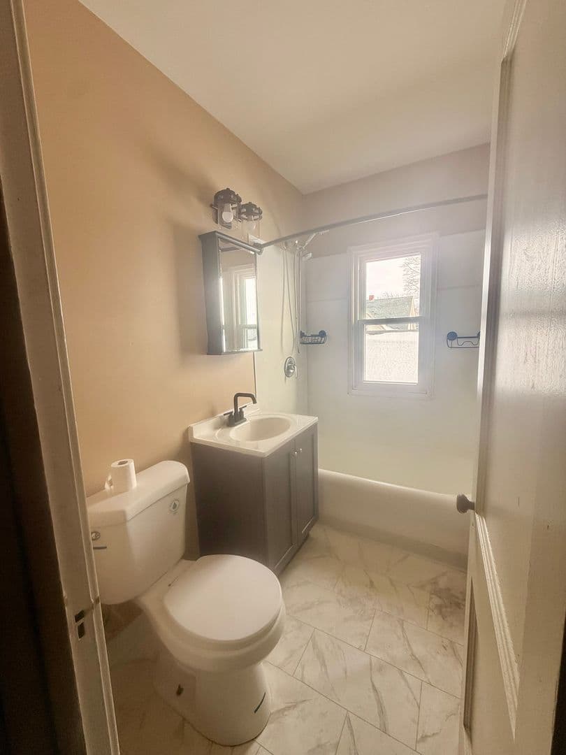 Rockford Apartment: 1609 17th Ave