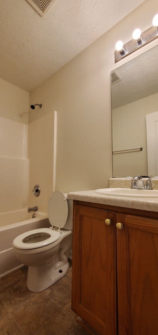 Jonesboro House: 10600 Redbud Lane