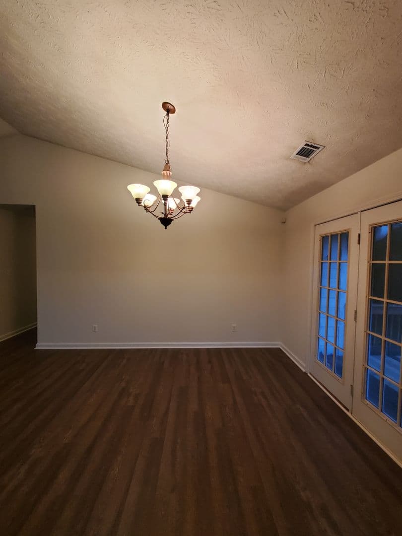 Stockbridge House: 217 Sweetgum Lane
