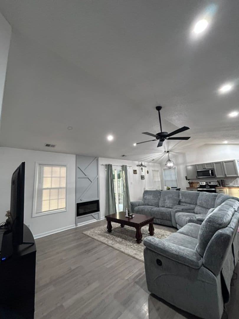 Jacksonville House: 101 Cottonwood Ct