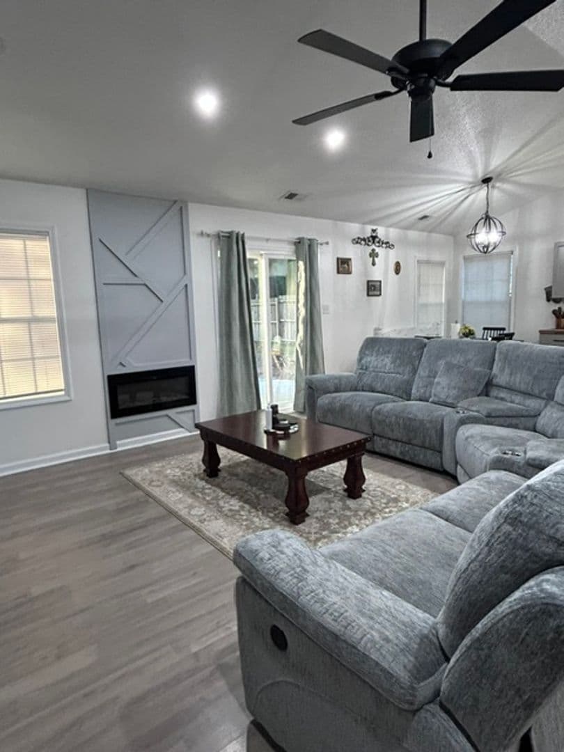 Jacksonville House: 101 Cottonwood Ct