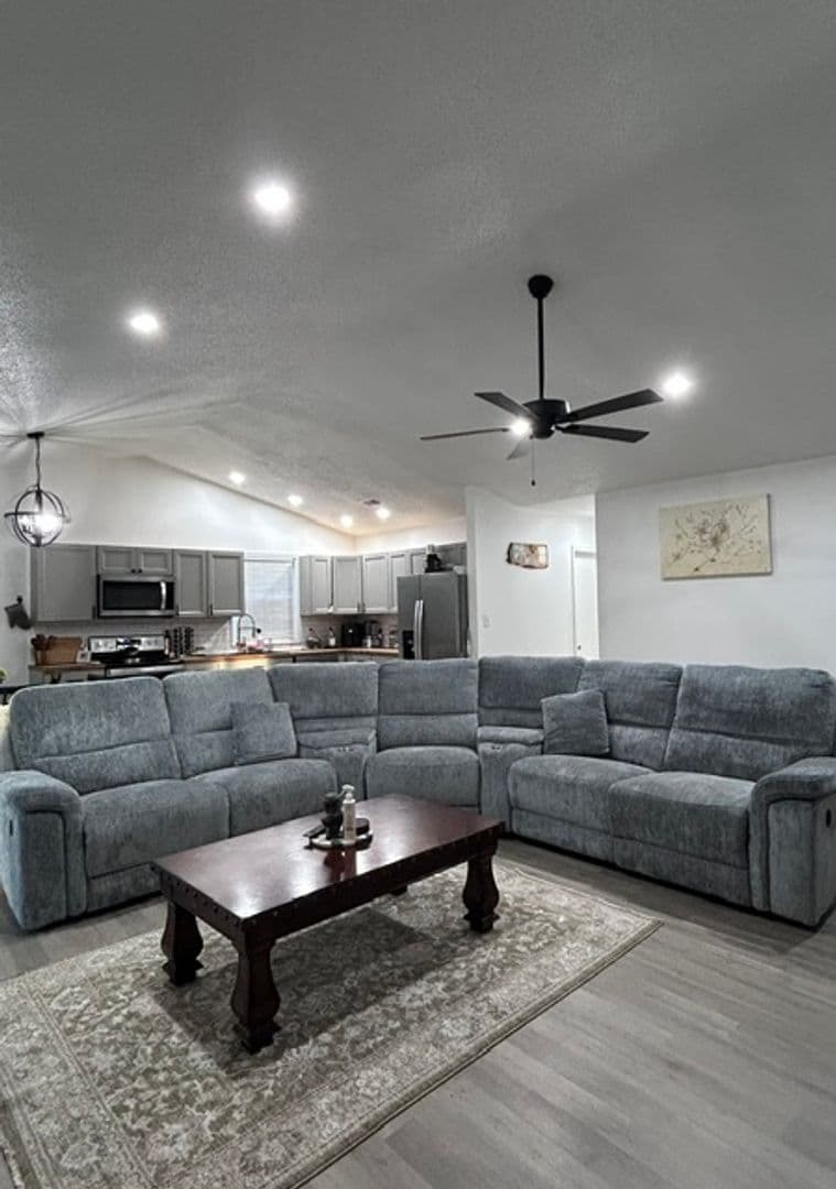 Jacksonville House: 101 Cottonwood Ct