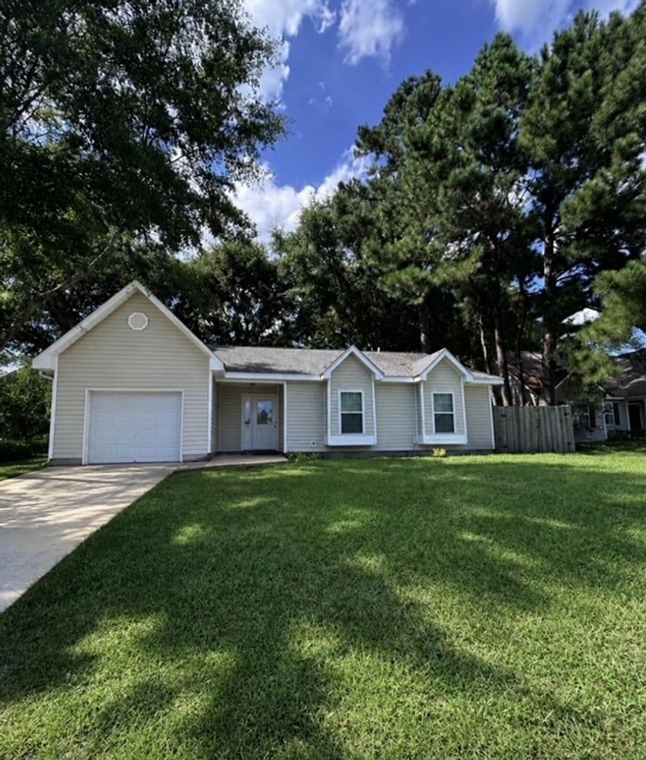 Jacksonville House: 101 Cottonwood Ct