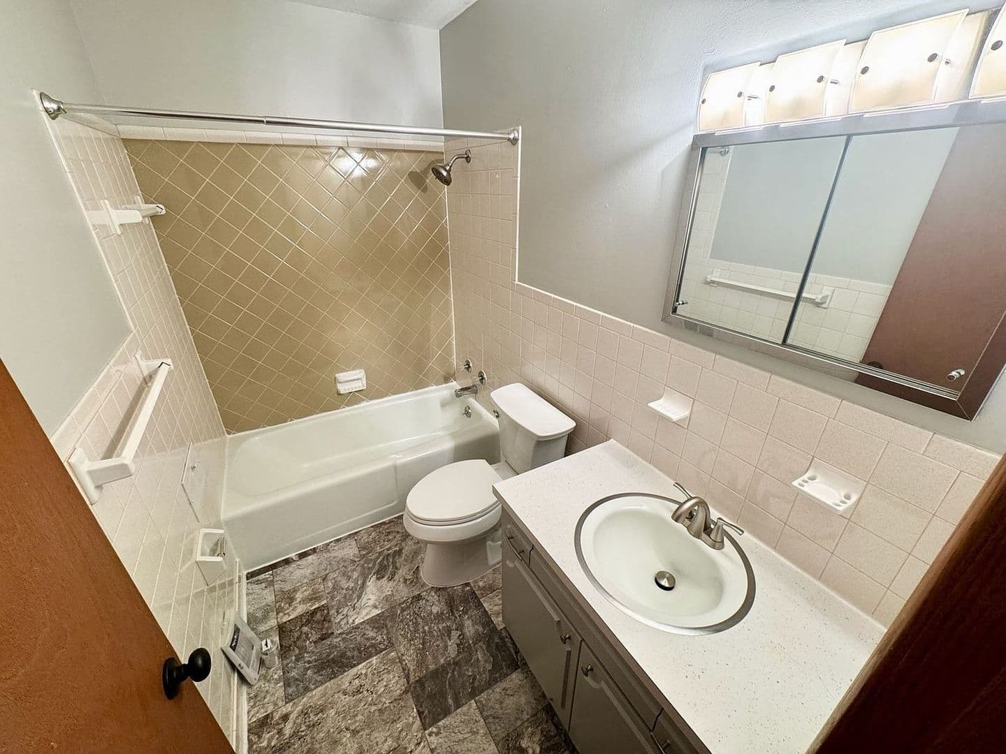 Erie Apartment: 804-810 Powell Ave