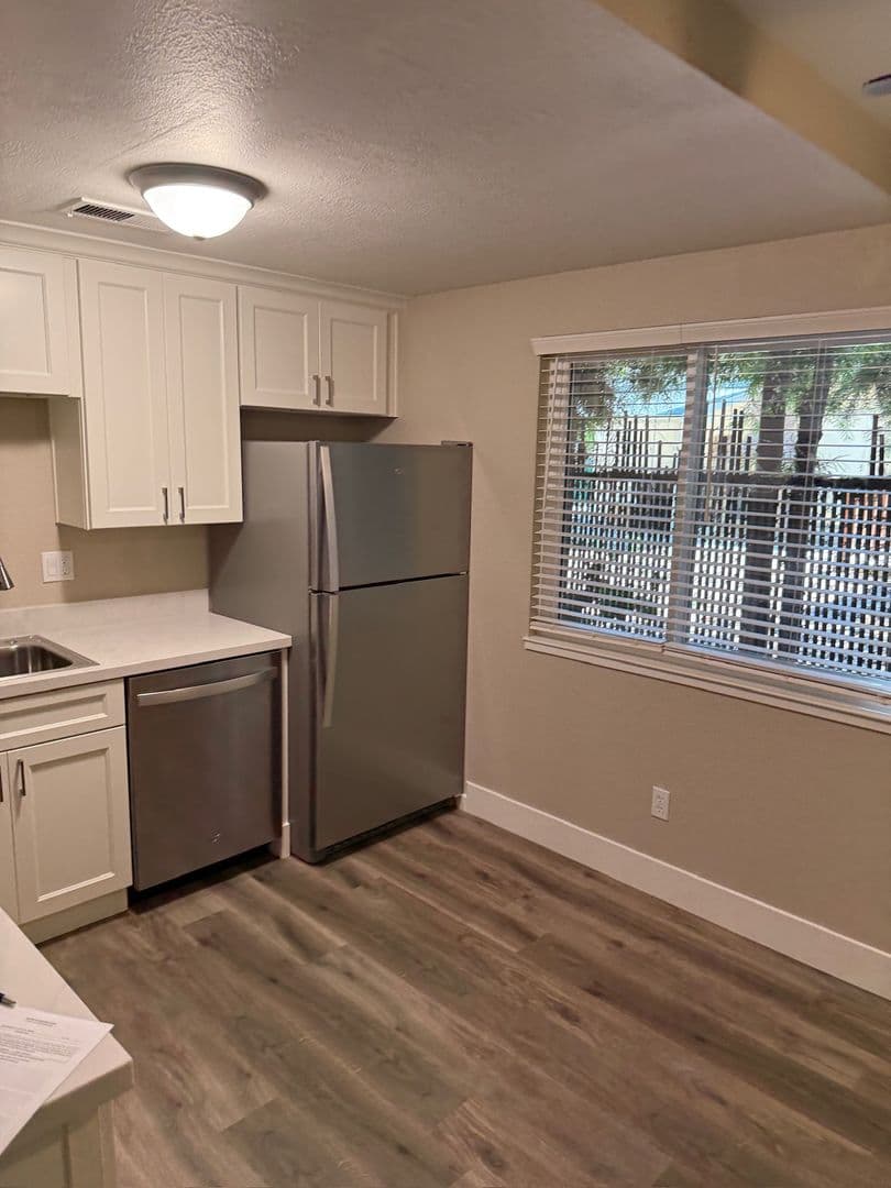 Lodi Apartment: 423 W. Elm St