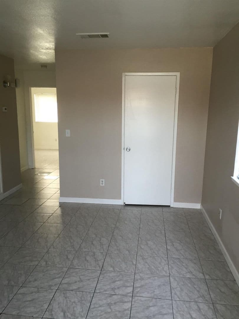 Oakdale Apartment: 238 N. 4th Ave.