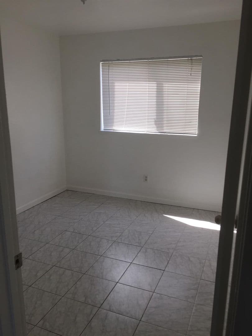 Oakdale Apartment: 238 N. 4th Ave.