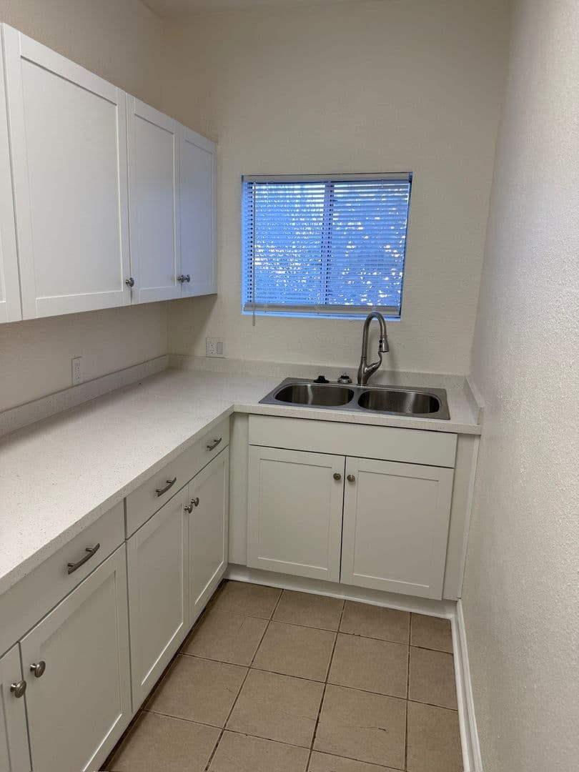 Lodi Apartment: 403 N. School St