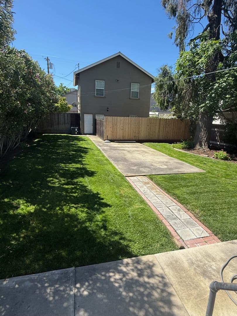 Lodi Apartment: 414 W. Oak St.