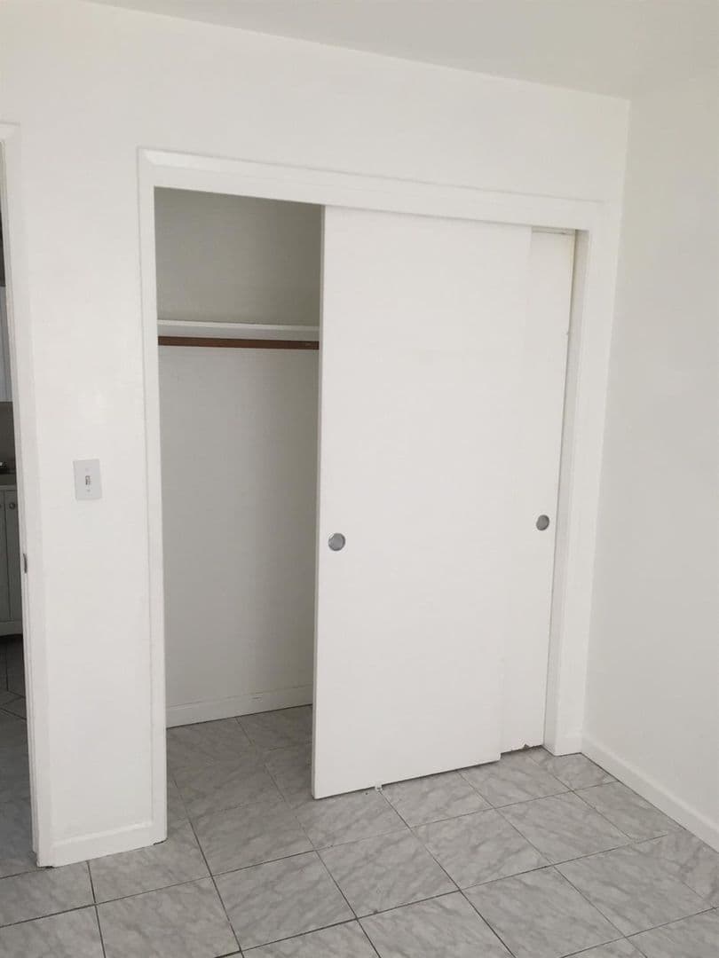 Oakdale Apartment: 238 N. 4th Ave.