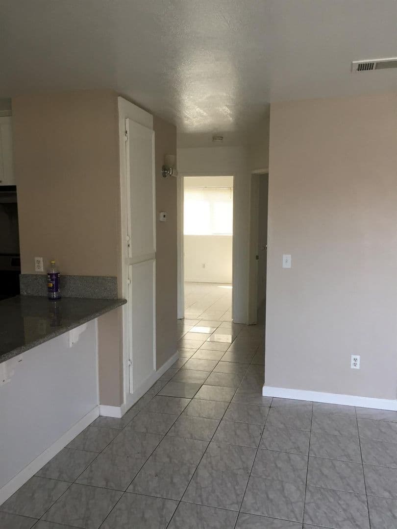 Oakdale Apartment: 238 N. 4th Ave.