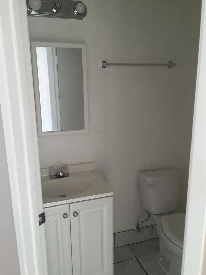 Oakdale Apartment: 238 N. 4th Ave.