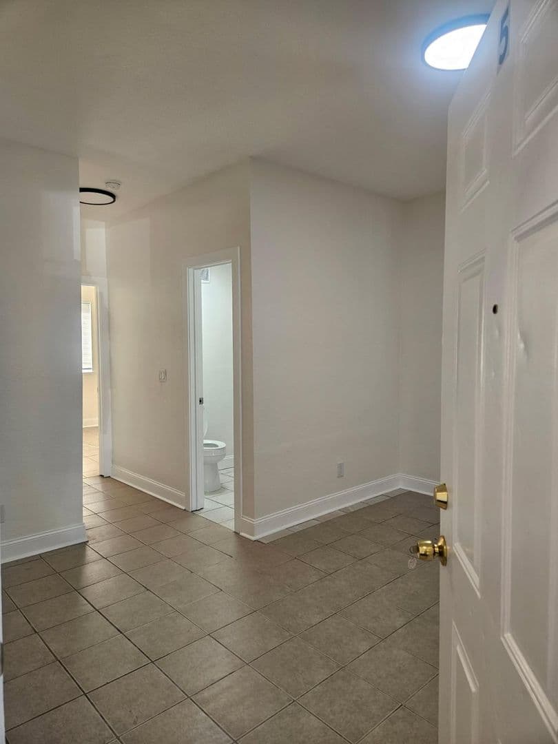 Lodi Apartment: 403 N. School St