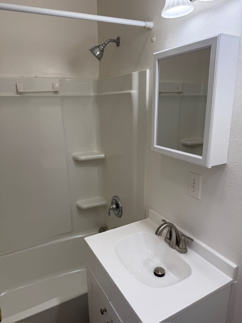 Lodi Apartment: 403 N. School St
