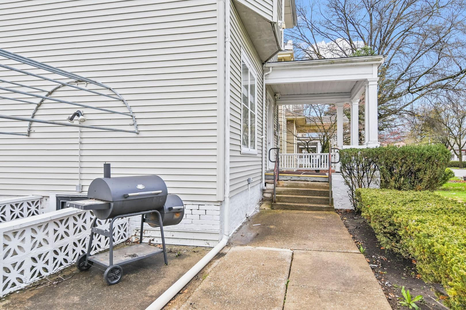Springfield Apartment: 1301 Whittier Ave