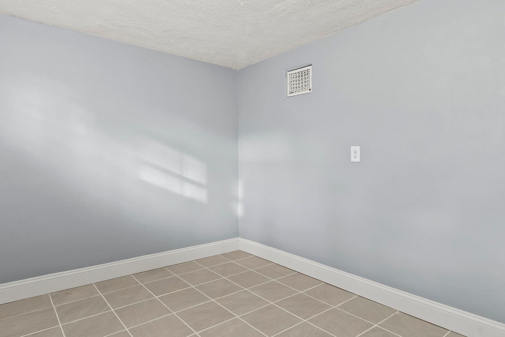 Springfield Apartment: 720 W Edwards St