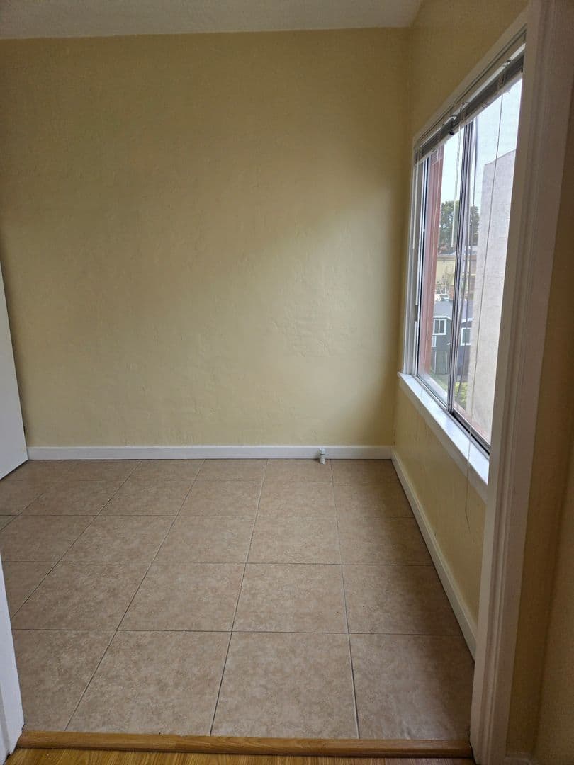 Oakland Apartment: 2422 8th Avenue