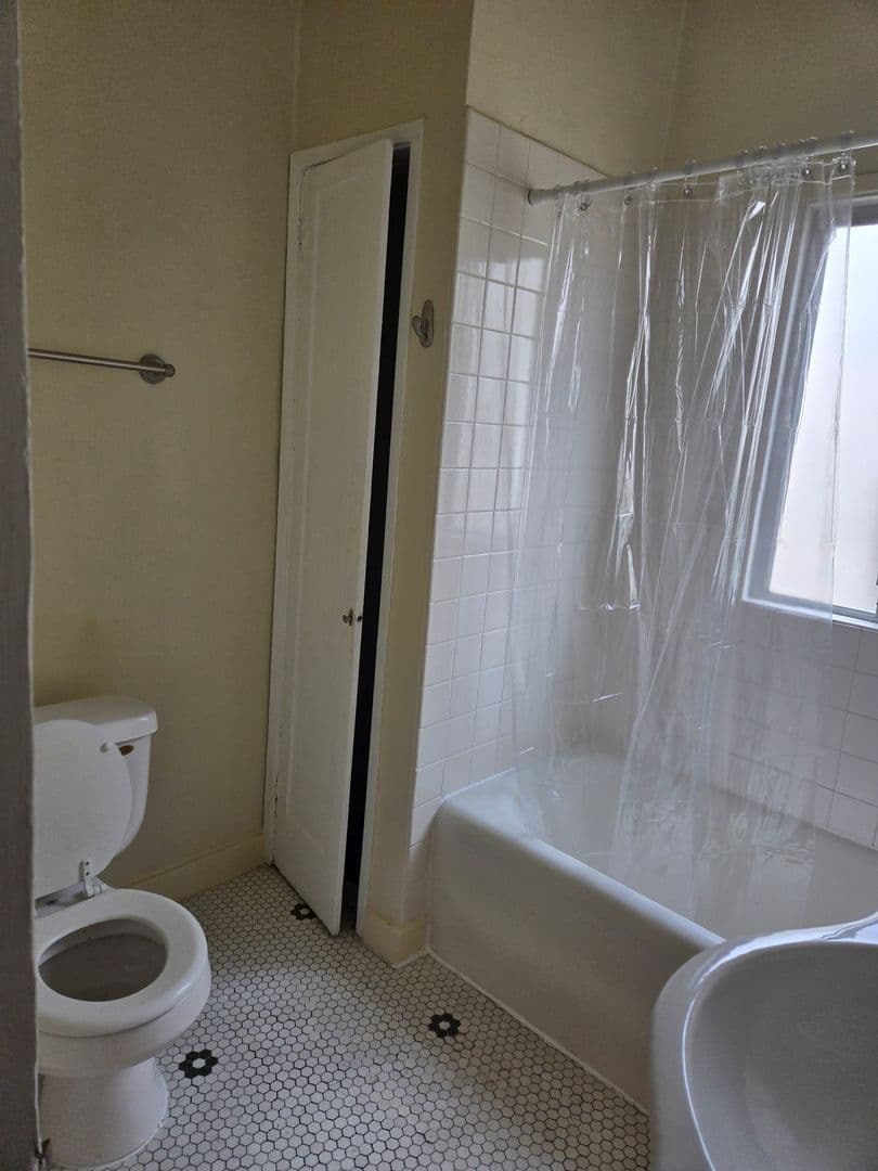 Oakland Apartment: 2422 8th Avenue