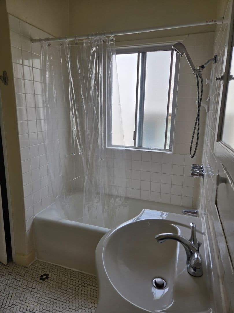 Oakland Apartment: 2422 8th Avenue