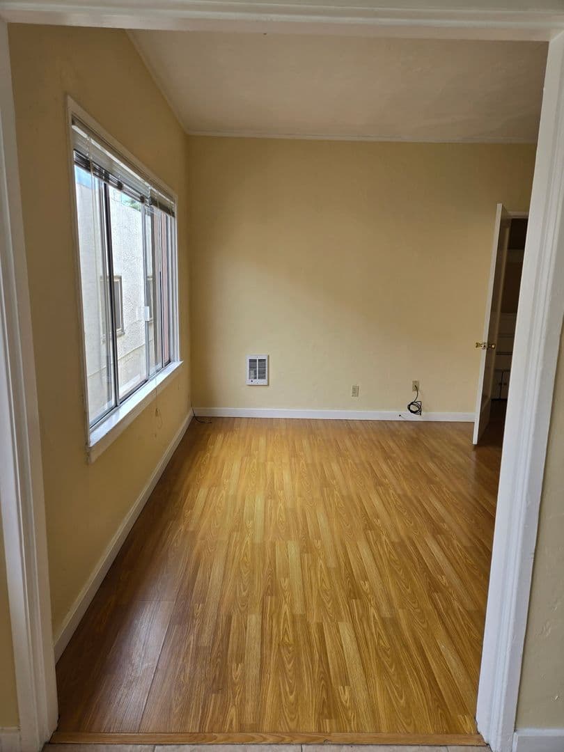 Oakland Apartment: 2422 8th Avenue