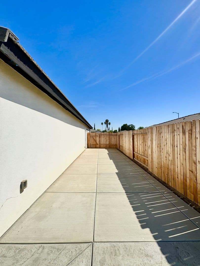 Bakersfield House: 618 Poinsettia
