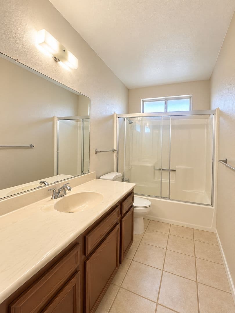 Bakersfield House: 2204 Butterfield Ave