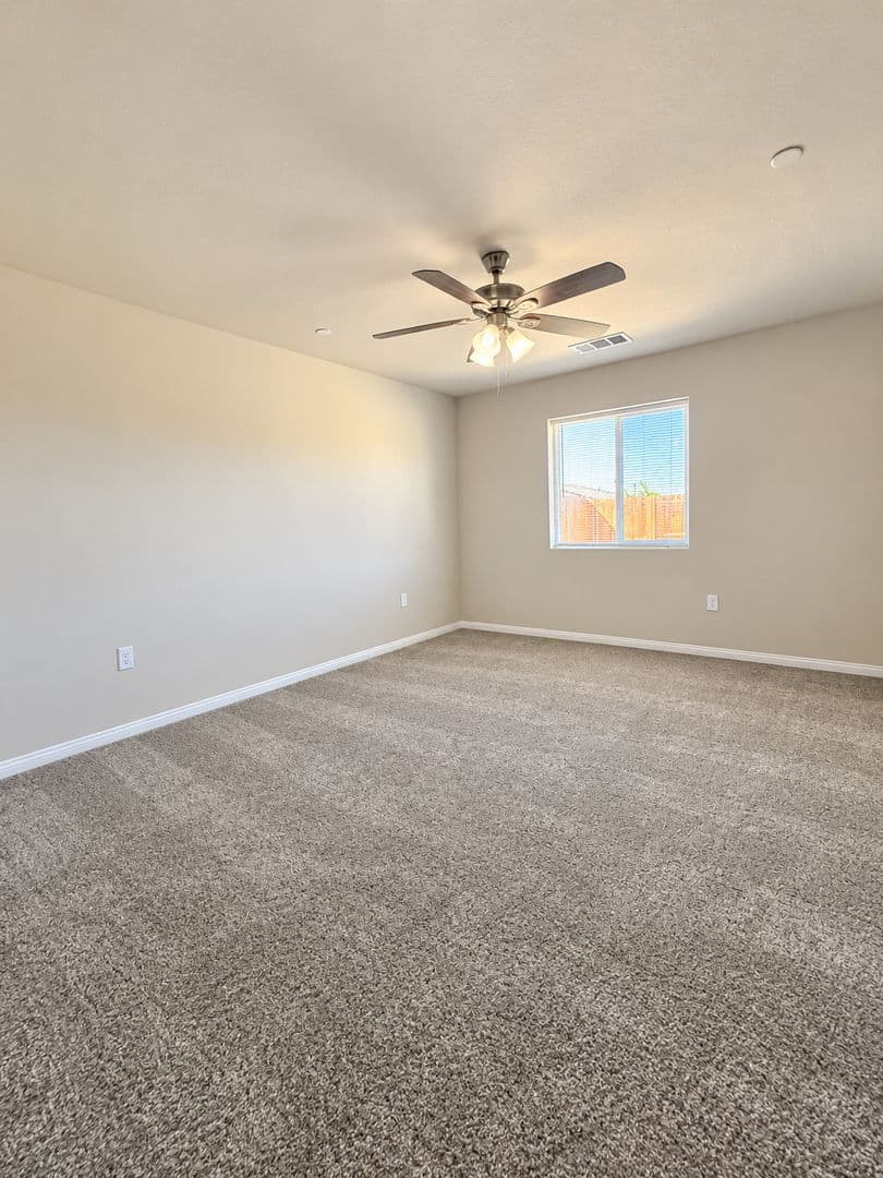 Bakersfield House: 618 Poinsettia
