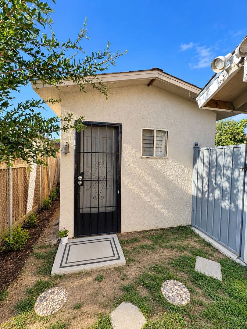 Bakersfield House: 2204 Butterfield Ave