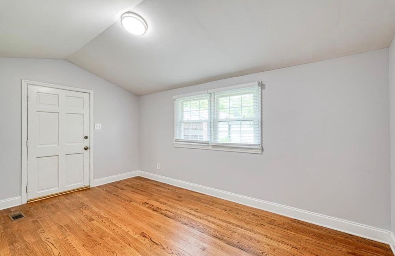 Spartanburg House: 215 Collins Ave