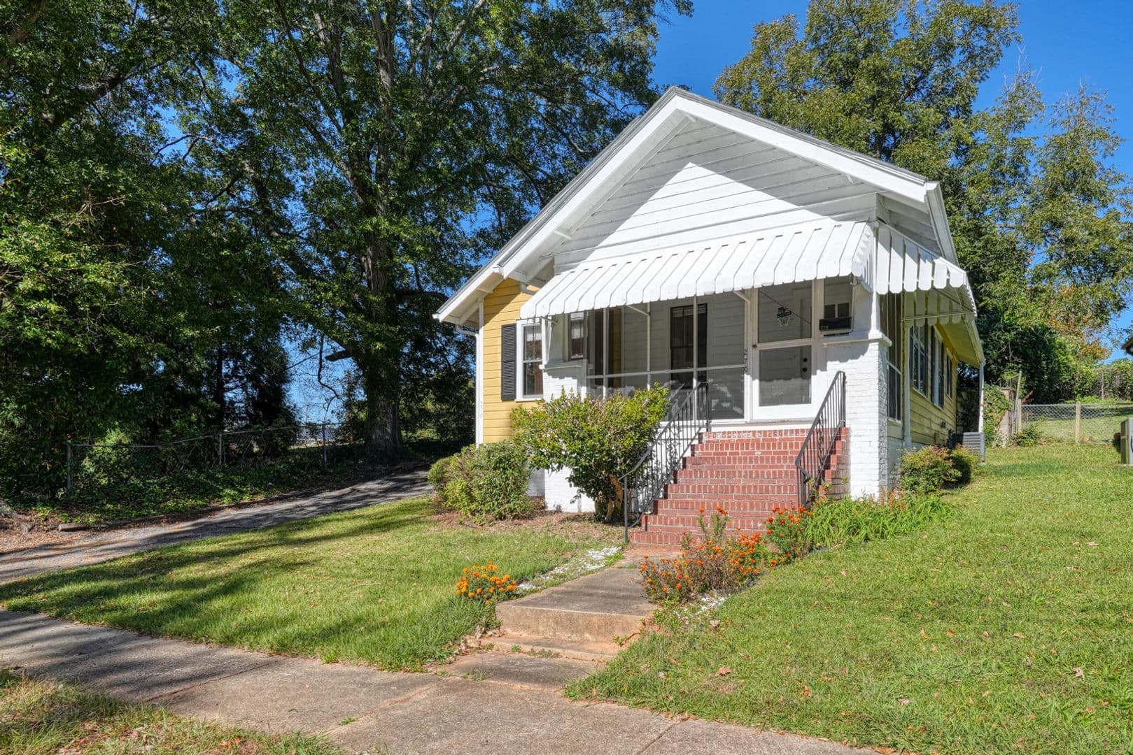 Spartanburg House: 270 Carlisle St