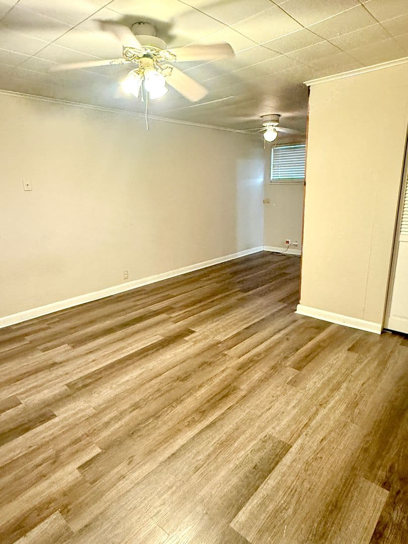 WEATHERFORD Apartment: 709 N. BROADWAY