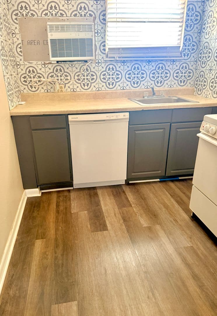 WEATHERFORD Apartment: 709 N. BROADWAY