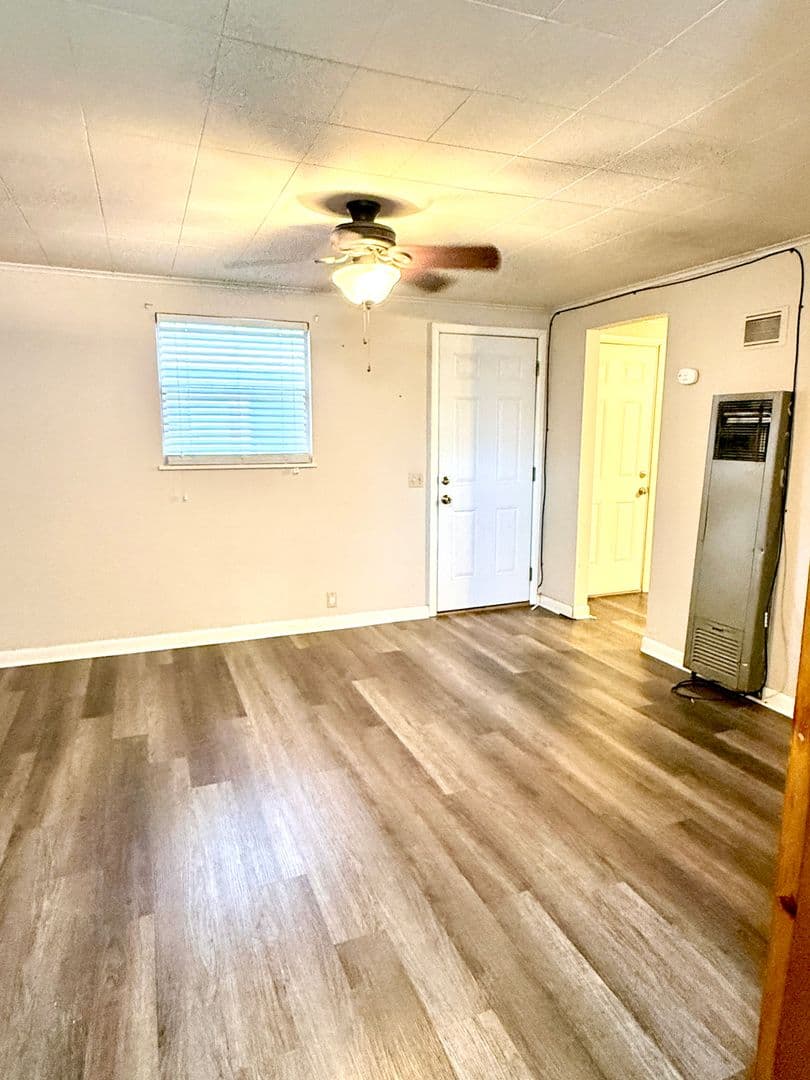 WEATHERFORD Apartment: 709 N. BROADWAY