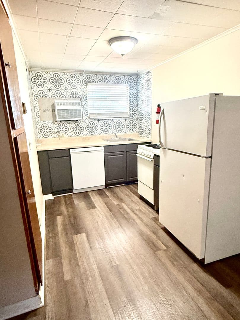 WEATHERFORD Apartment: 709 N. BROADWAY