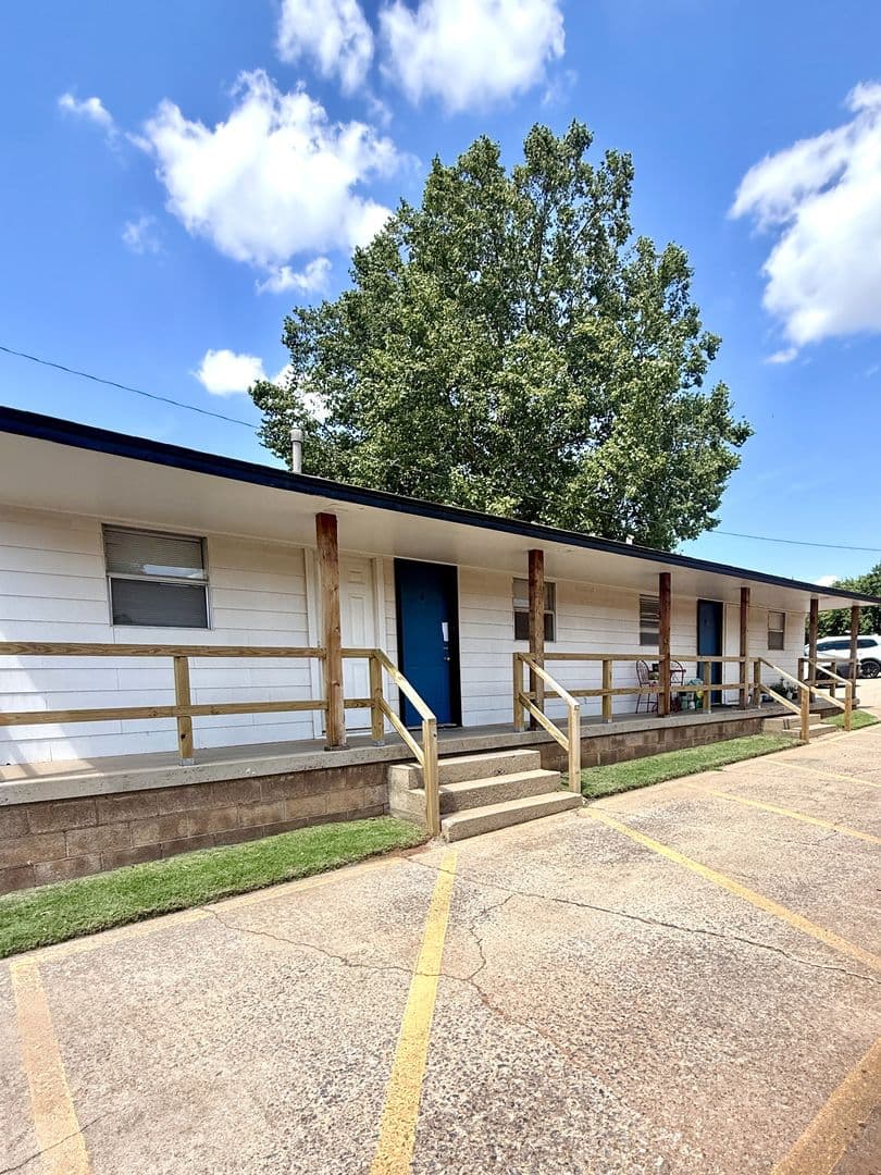 WEATHERFORD Apartment: 709 N. BROADWAY