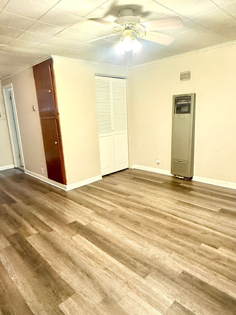 WEATHERFORD Apartment: 709 N. BROADWAY