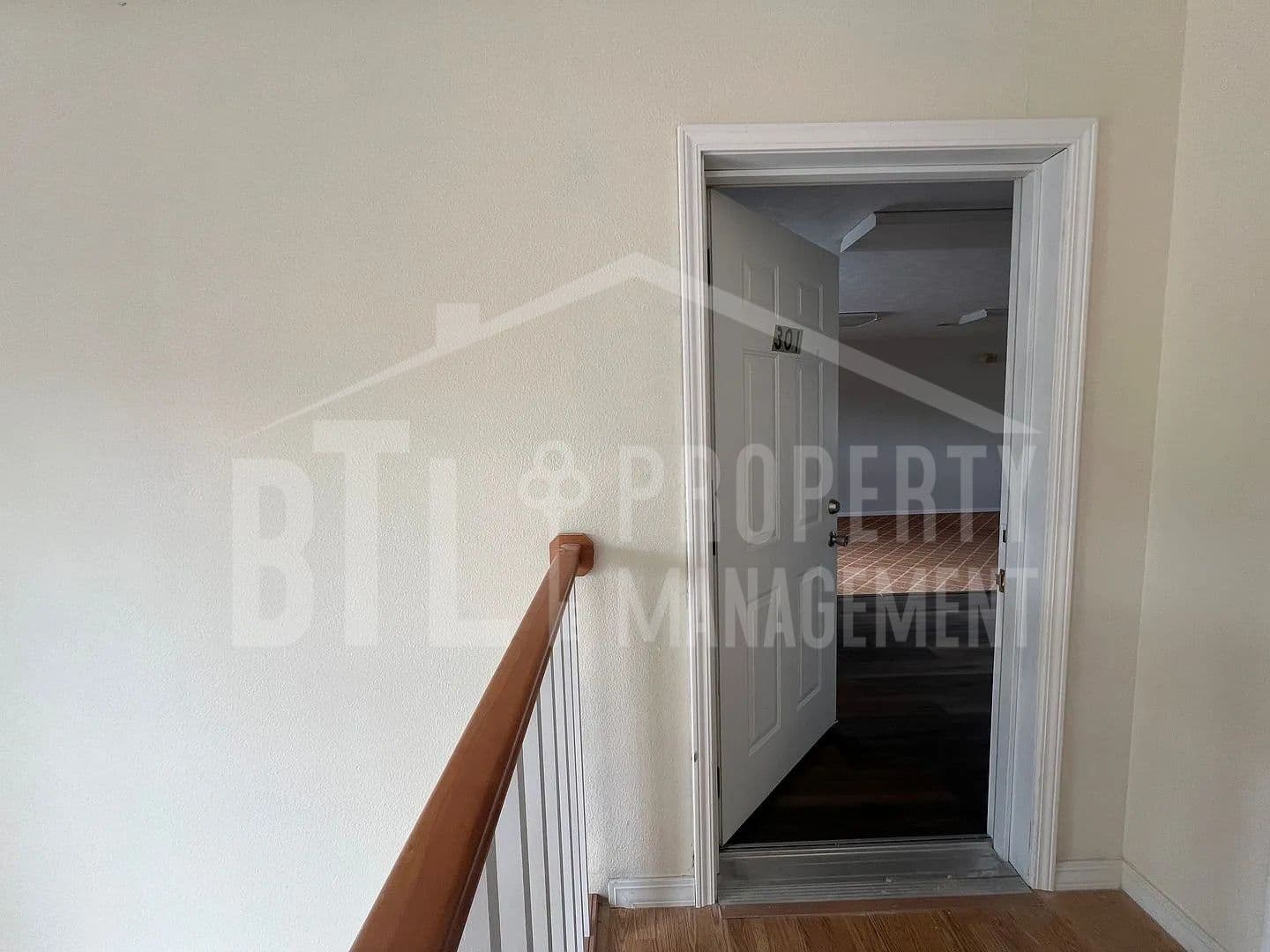 Branson West Apartment: 27 Notch Shopping Center Lane