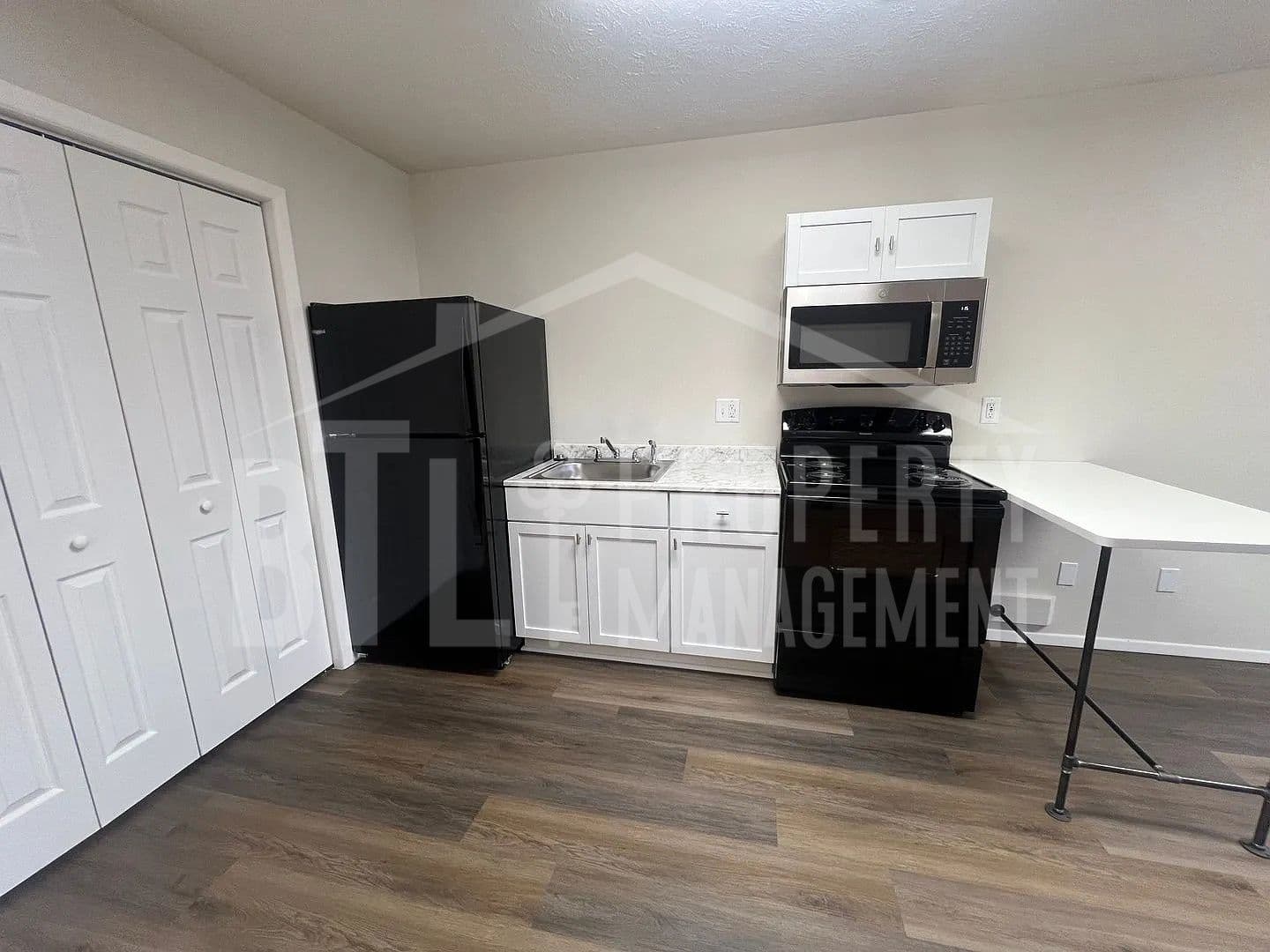 Branson West Apartment: 27 Notch Shopping Center Lane