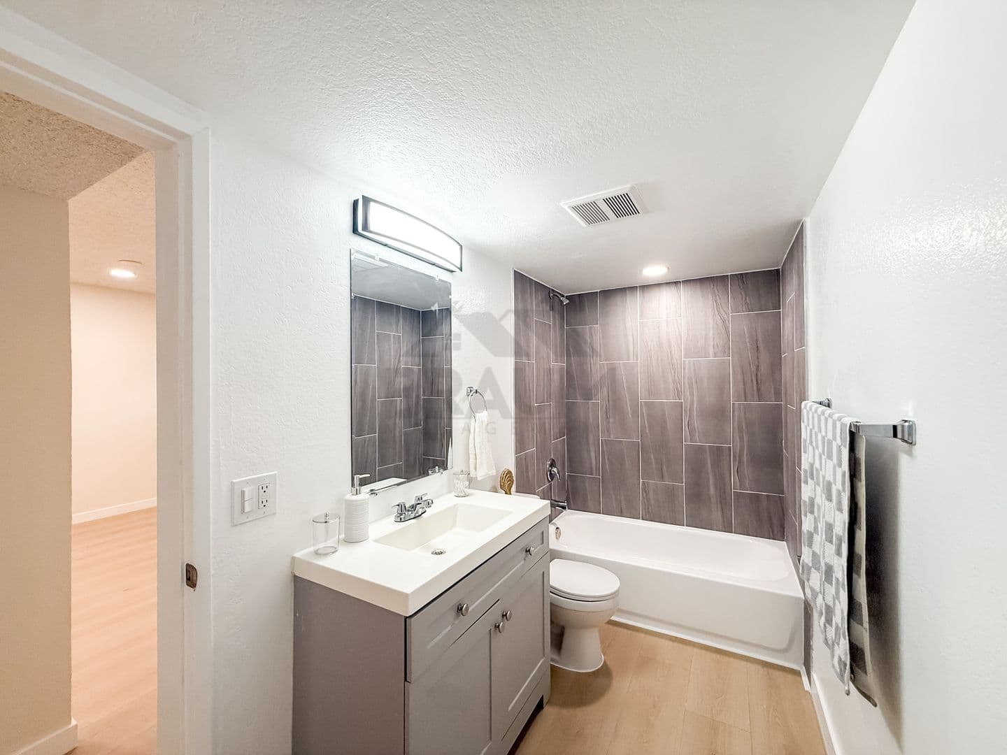 SHERMAN OAKS Apartment: 4638 TILDEN AVE
