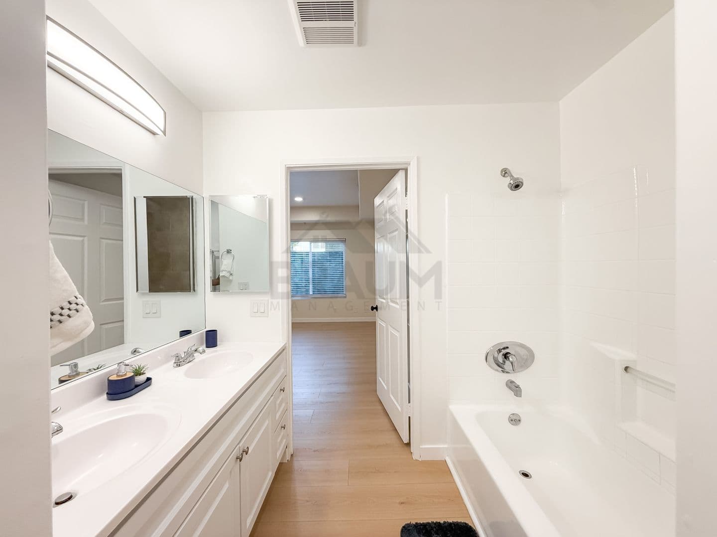 NORTH HOLLYWOOD Apartment: 11035 MOORPARK ST
