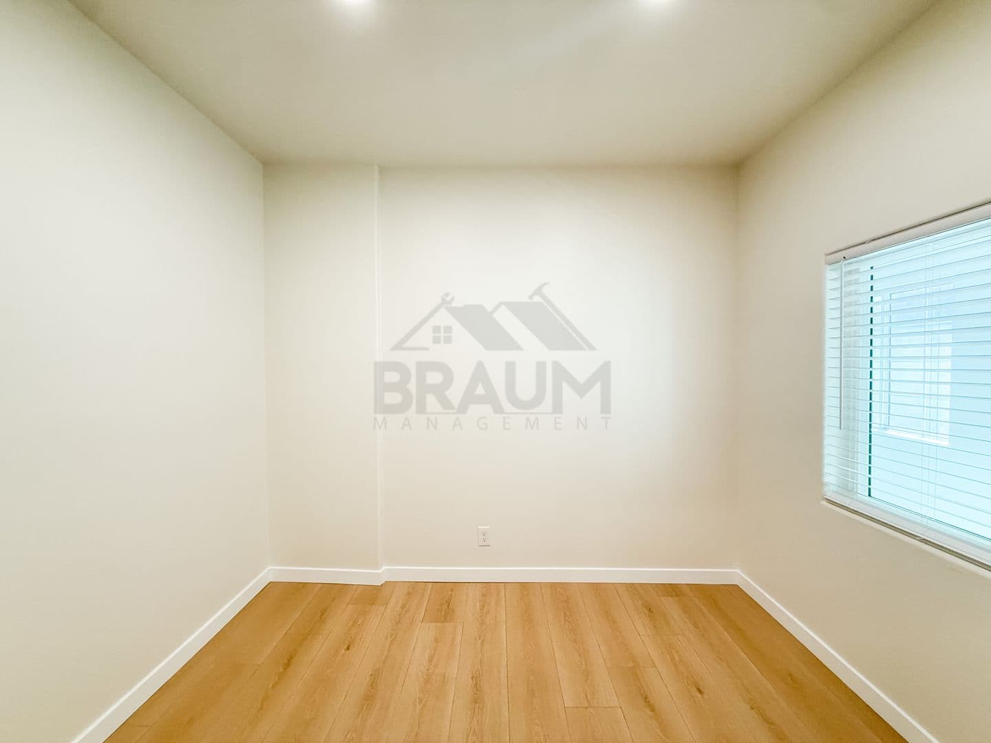 NORTH HOLLYWOOD Apartment: 11035 MOORPARK ST