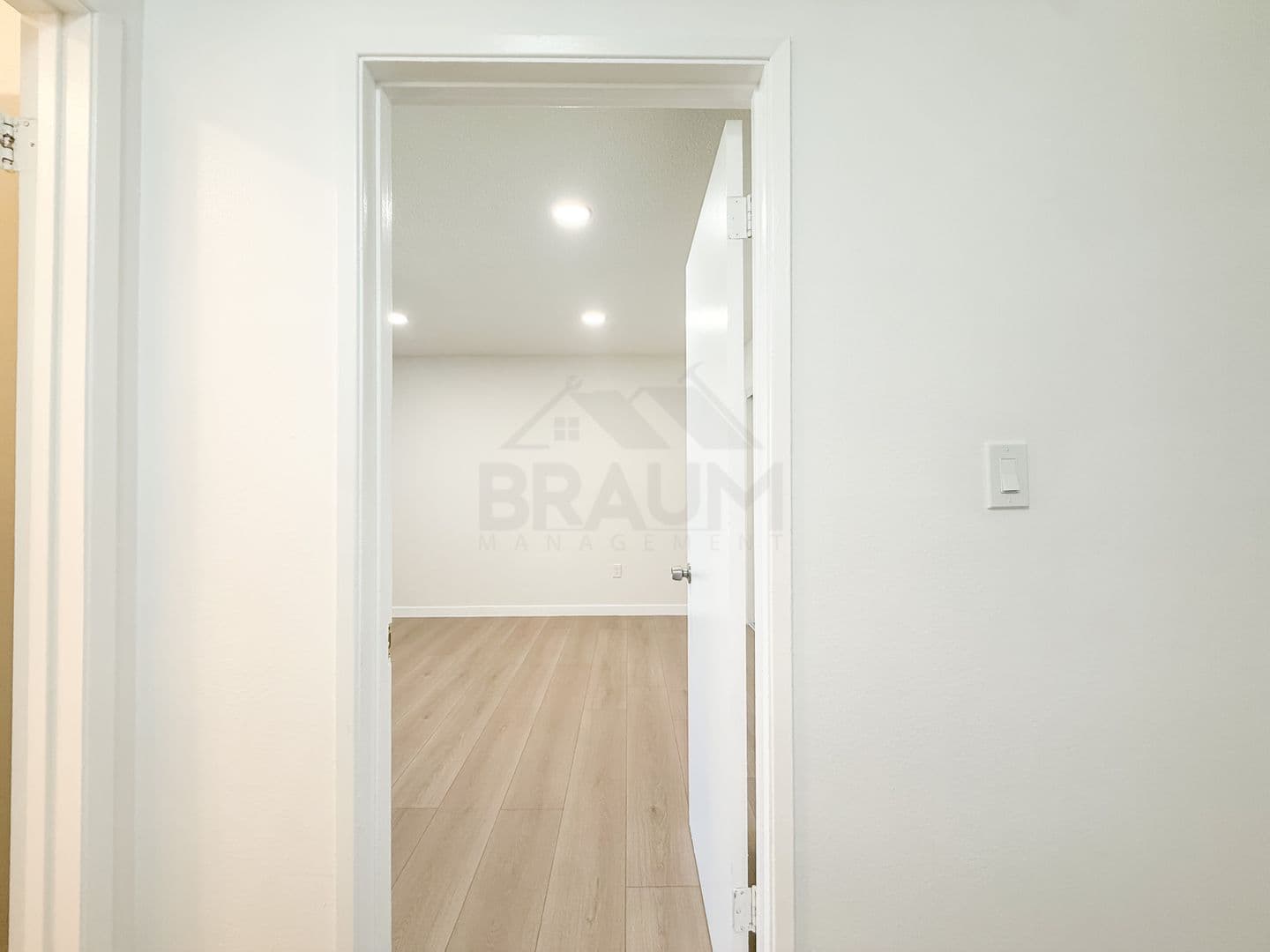SHERMAN OAKS Apartment: 5461 KESTER AVE