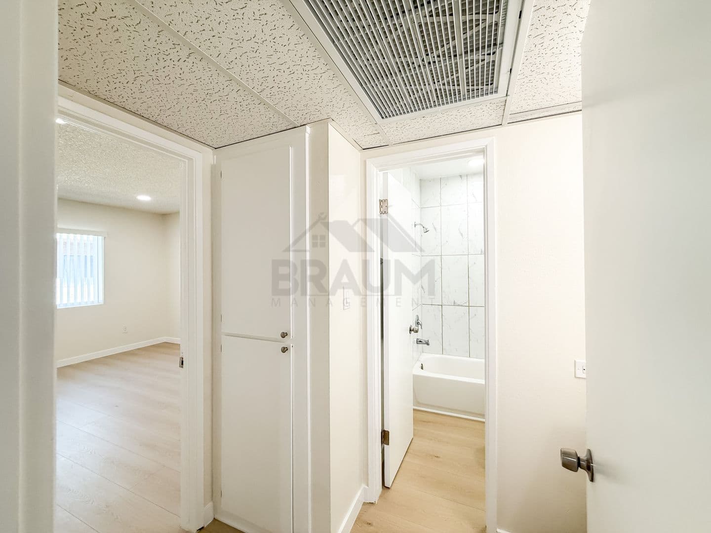 SHERMAN OAKS Apartment: 5461 KESTER AVE