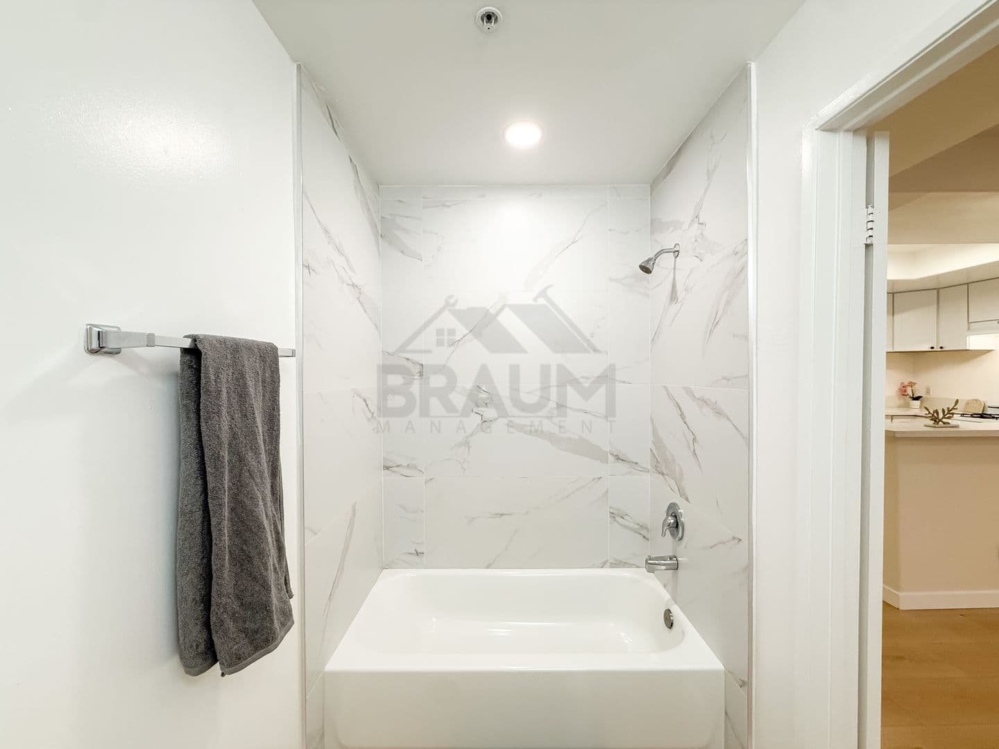 NORTH HOLLYWOOD Apartment: 11035 MOORPARK ST