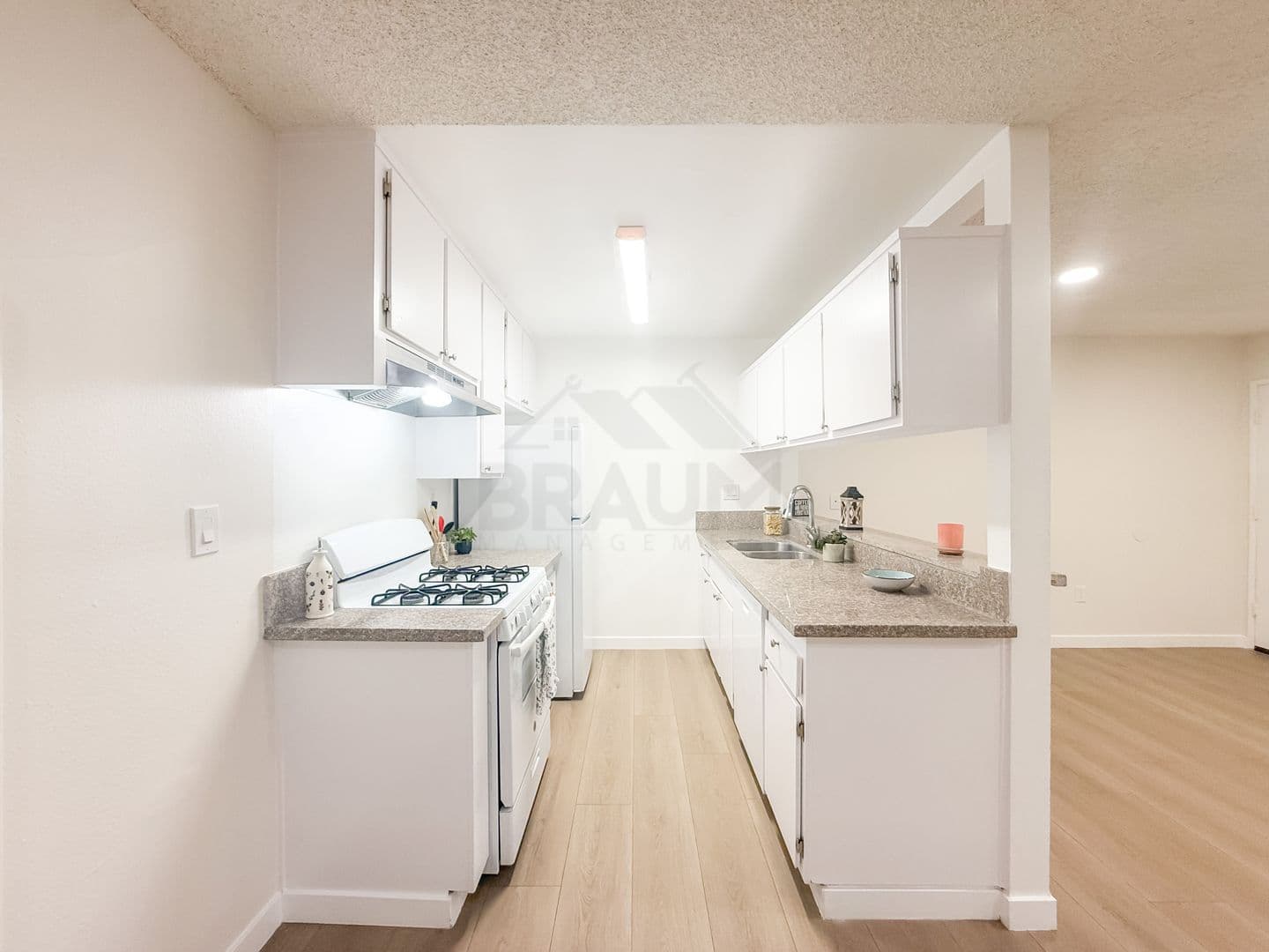 SHERMAN OAKS Apartment: 5461 KESTER AVE