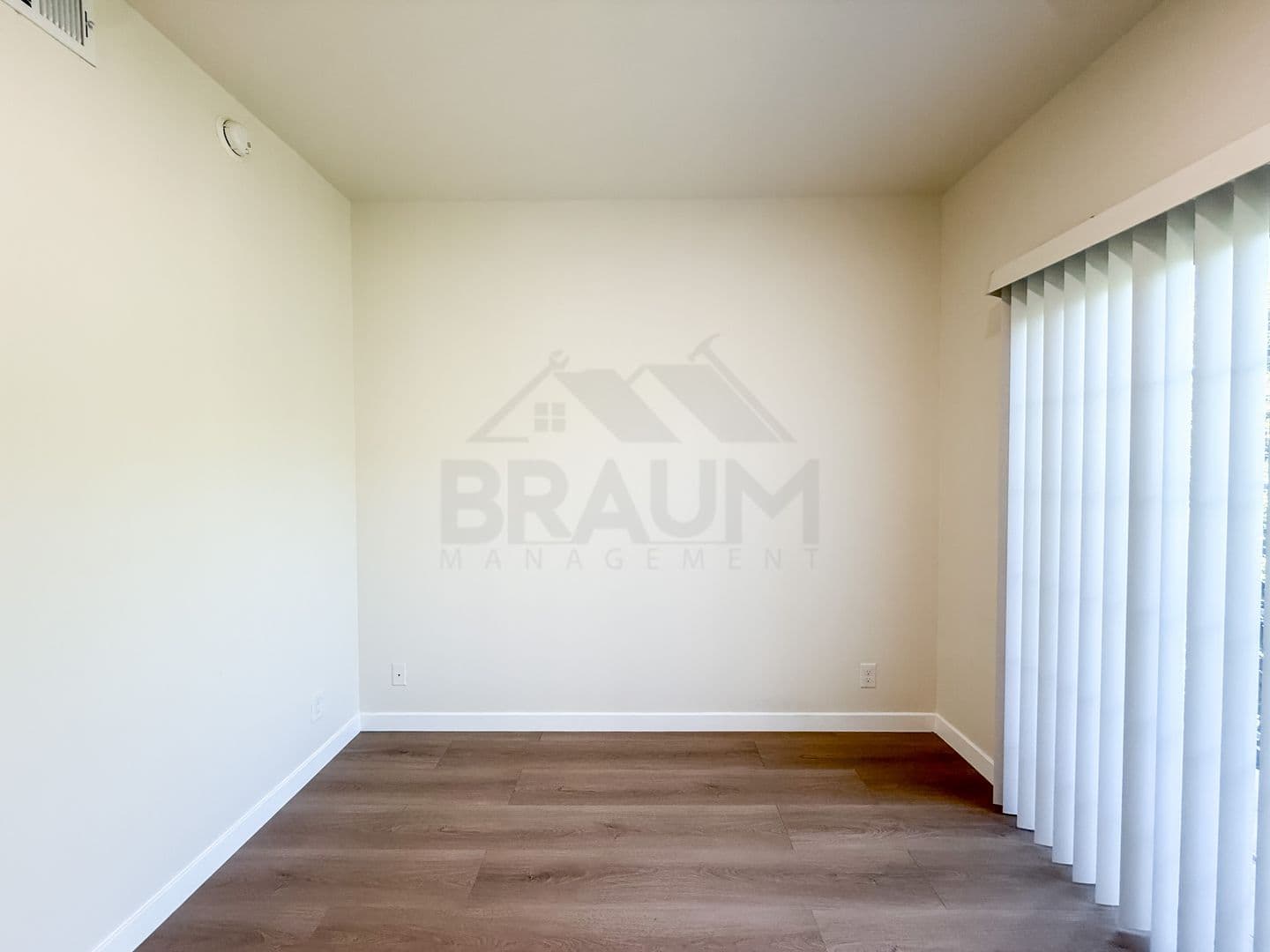 NORTH HOLLYWOOD Apartment: 11035 MOORPARK ST