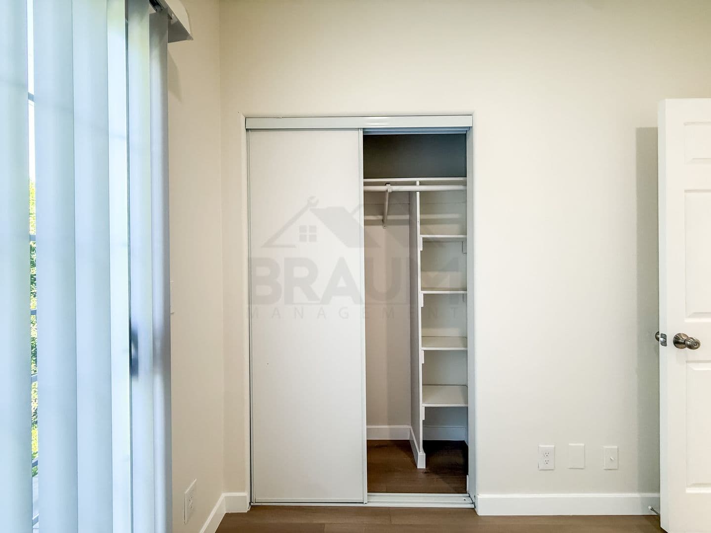 NORTH HOLLYWOOD Apartment: 11035 MOORPARK ST