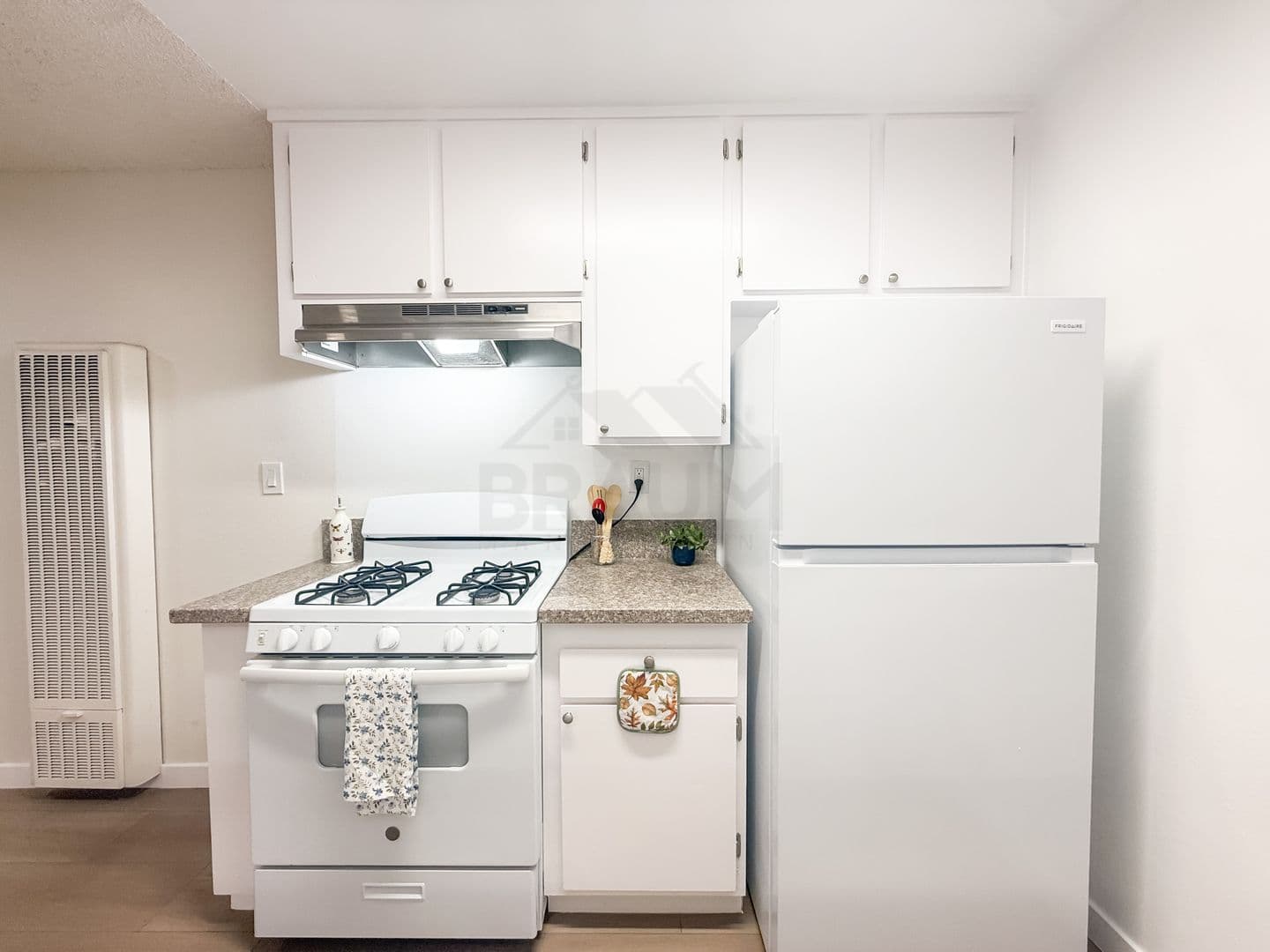 SHERMAN OAKS Apartment: 5461 KESTER AVE