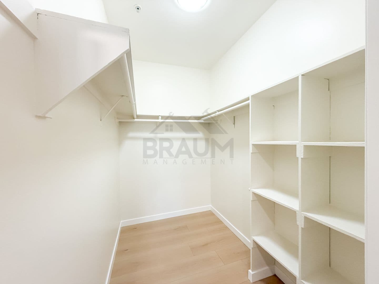 NORTH HOLLYWOOD Apartment: 11035 MOORPARK ST